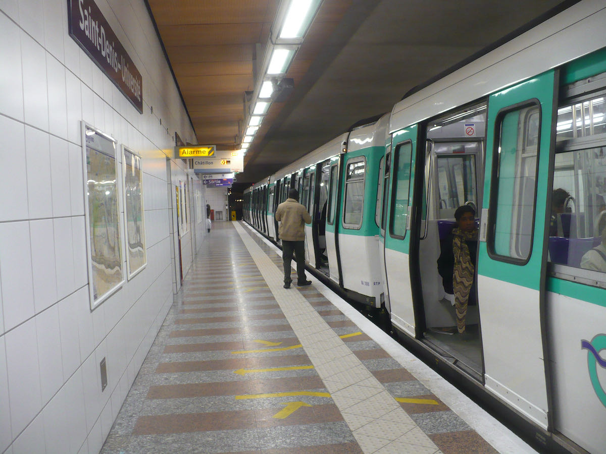 Figure 30: A nearly empty platform, Métro Saint-Denis–Université.