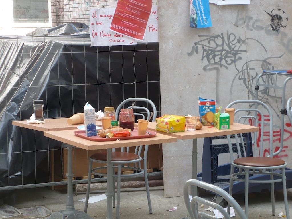Figure 39: Half-eaten food, with a sign declaring that you need to wash dishes if you eat.