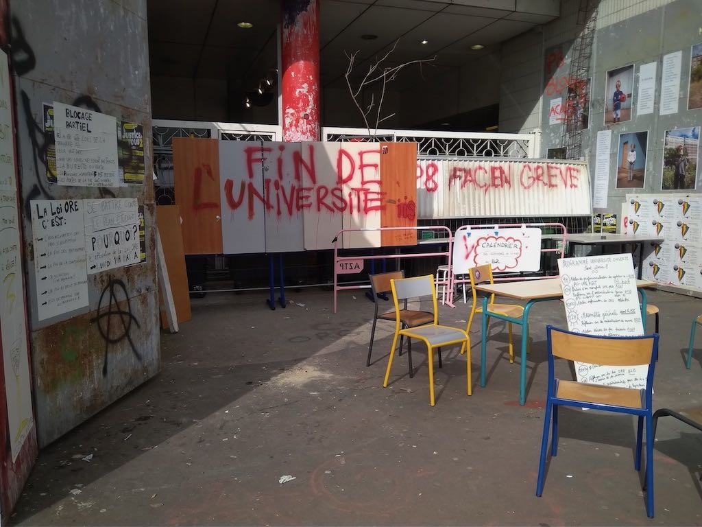 Figure 63: “End of the University, P8 on strike.” The blockaded entrance to campus, 2018. 